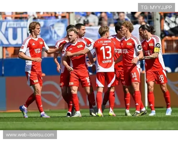 拜仁大胜勒沃库森，替补席球员庆祝画面热烈