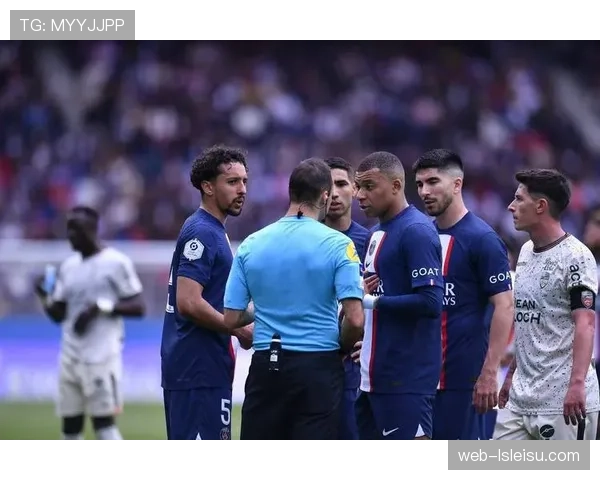 特写:洛里昂门将姆沃戈扑出关键单刀后,与队友疯狂庆祝保级希望重燃